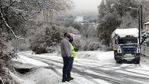 Un camin bloqueado por la nieve cerca de Laiosa, en O Incio