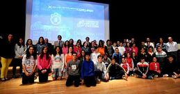 El auditorio de Melide acogi� ayer la presentaci�n de la prueba con alumnos de secundaria. 