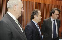 De izquierda a derecha, Javier Etcheverr�a, presidente de Abanca, Juan Carlos Escotet, vicepresidente y Diego Calvo. 