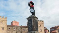 La estatua de Pelayo, disfrazada de Mafalda