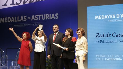 El presidente del Principado de Asturias, Adrin Barbn,  con la  coordinadora de la Red de Casas de Acogida de Asturias, Yoanna Magdalena Benavente (a su izda. en la foto), y las coordinadoras de las casas de acogida de Gijn, Oviedo y Avils, Mara Fernndez Lebredo, Mara Jess Menndez Daz, y Concepcin Gago Jurez, respectivamente.