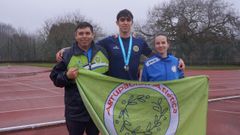 &Aacute;lex Ces&aacute;r (centro de la imagen) y Lara Costa, con su entrenador de la Agrupaci&oacute;n Atl&eacute;tica Maz&iacute; en el Campeonato Gallego Absoluto de Lanzamientos Largos