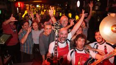 LOS COMPONENTES DE LOS MEC�NICOS EN EL FORUM CELTICUM CON EL P�BLICO DETR�S 