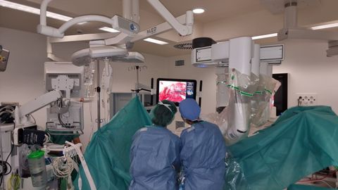 Imagen de una operaci�n con el robot Da Vinci en los quir�fanos del Hospital Universitario A Coru�a. 