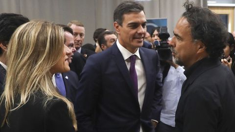 Pedro S�nchez y sy esposa conversan con el oscarizado Gonz�lez I�arritu