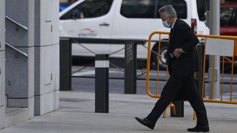 El juez encargado del caso del naufragio del 'Villa de Pitanxo', Ismael Moreno, entra este lunes a la Audiencia Nacional de Madrid para interrogar a los tres supervivientes sobre lo acontecido el pasado 15 de febrero en aguas de Terranova.