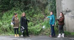 Militantes de Veci�os de Bergondo denunciaron el punto cr�tico junto al puente de la autopista. 