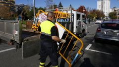 Un operario, este jueves, con las vallas que se desplegar�n en el entorno del edificio administrativo de la Xunta para se�alizar el uso del �vacun�metro�