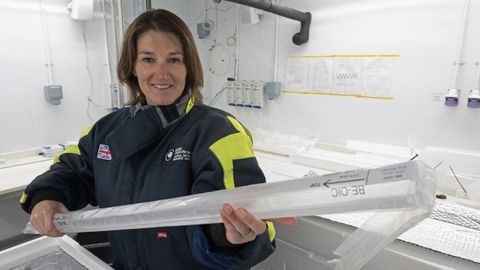 La investigadoraLiz Thomassujeta el hielo de 1, 2 millones de aos