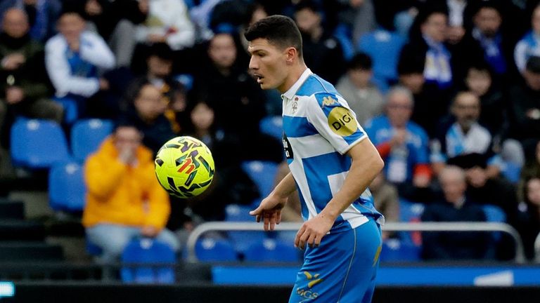 MIguel Loureiro, controlando el bal�n durante el partido ante el Albacete.