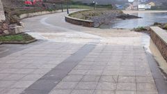 El l�quido procedente de la conservera, por el paseo mar�timo, en la ma�ana de ayer.