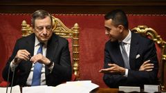 Di Maio habla con Draghi, durante la sesin del martes en el Senado de Italia.