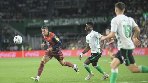 Escudero, en un lance del partido contra el Racing de Santander