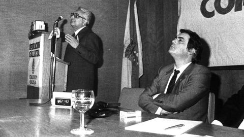 Víctor Moro interviene en un congreso de Coalición Galega junto a Pablo González Mariñas.