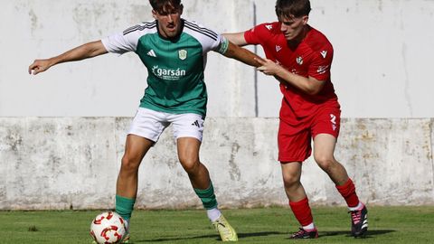 Jairo Campo protege el bal�n durante el partido contra el San Tirso en A Marosa.