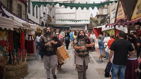 M�sicos caminando por las calles de Noia durante la feria medieval