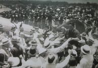 Joaqu�n Loriga fue recibido en Manila por una multitud. 