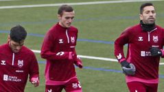 Santi Figueroa, en el centro, durante un entrenamiento del Pontevedra CF