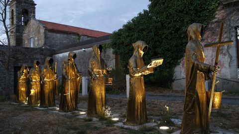 Santa Compa&ntilde;a del escultor Lucas Miguez en el jard&iacute;n de la biblioteca Luis Rei de Cambados