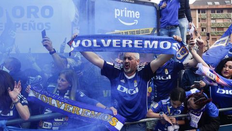 Aficionados al paso de la llegada del autob�s del Real Oviedo este domingo, que se enfrenta al C�diz en la �ltima jornada de la LaLiga Hypermotion con opciones de lograr el ascenso a primera divisi�n si gana su partido y el Elche pierde en el campo del Deportivo