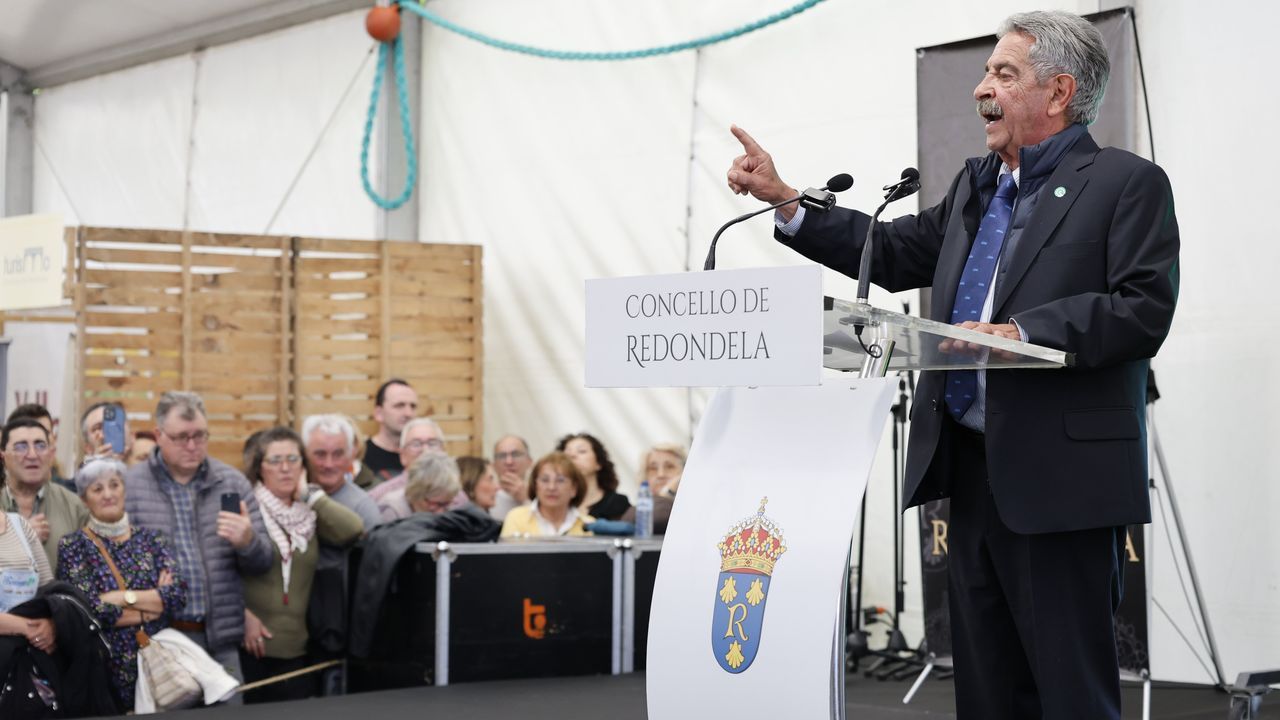 Miguel Ángel Revilla genera entusiasmo y sonrisas al pregonar el choco en Redondela