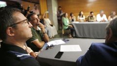 Jose Asp�rez, en primer t�rmino, durante la sesi�n constituyente de la Mancomunidade do Saln�s celebrada hoy en Cambados