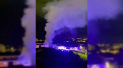 La columna de humo que sal�a de la casa en los primeros momentos del incendoi, fotografiada desde un edificio cercano