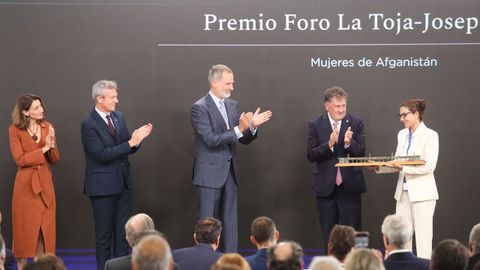 Entrega del premio a las mujeres de Afganistn, en el arranque del Foro La Toja del 2023, pore el rey Felipe VI; el presidente de la Xunta, Alfonso Rueda, yel presidente de la Fundacin La Toja, Amancio Lpez.