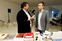 Caama�o charlando con Tall�n (derecha) en el acto.