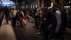 Ciudadanos de la ciudad de Lyon (Francia) aguardan un tren durante el d�a de huelga general.