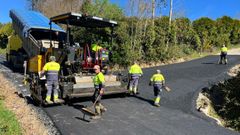 Operarios de la obra de renovaci�n de la carretera trabajando.
