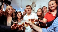 El presidente de Ciudadanos, Albert Rivera, brinda este martes durante el encuentro  Vamos de ca�as con Albert Rivera  celebrado en Guadalajara, donde ha anunciado que bonificar� en un 40 %  la cuota de la Seguridad Social a los aut�nomos y trabajadores del mundo rural si gobierna en Espa�a