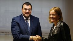 El presidente del Principado de Asturias, Adri�n Barb�n, se re�ne con la diputada Covadonga Tom� (2d) para abordar la negociaci�n del proyecto de presupuestos generales para 2027 este martes