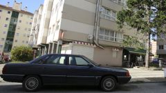 El coche del fallecido, delante del edificio en el que resid�a y en el que apareci� su cad�ver