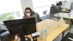 Dos funcionarias en la sede de la Xunta en Santiago