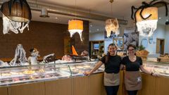 El Atelier de Diego Caride es uno de los negocios de O Calvario decorado con motivos de la fiesta del Sama�n.