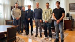 Los nuevos agentes, junto al alcalde y el jefe de la Polica Local.