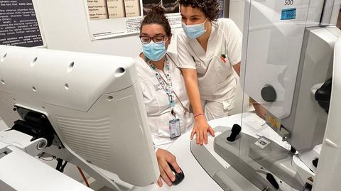 Personal de enfermería del servicio de Oftalmología del CHUO usando un retinógrafo