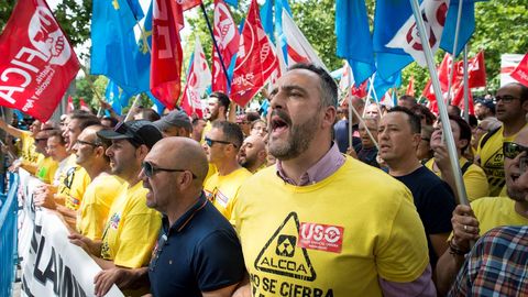 Casi medio millar de personas, entre ellas trabajadores de Alcoa, han recorrido la distancia entre el estadio Santiago Bernab�u y el Ministerio de Industria, Comercio y Turismo en un manifestaci�n