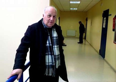 Jaime Gonz�lez, tras ser examinado por el m�dico forense.