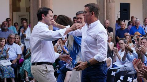 El presidente del Partido Popular, Alberto Nez Feijoo, se abraza con su homlogo en Castilla y Len, Alfonso Fernndez Maueco, en un acto con militantes de la formacin en el colegio Arzobispo de Fonseca, en Salamanca.