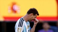 Lionel Messi, lament�ndose tras el pitido final del partido entre Espa�a y Argentina.