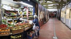 Vista del interior del mercado de Recimil, donde grandes lonas cubren los puestos vacantes.