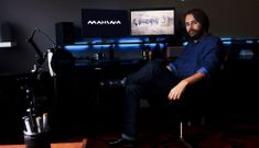 El realizador muestra una escena del videoclip en el estudio que tiene en Santiago. 