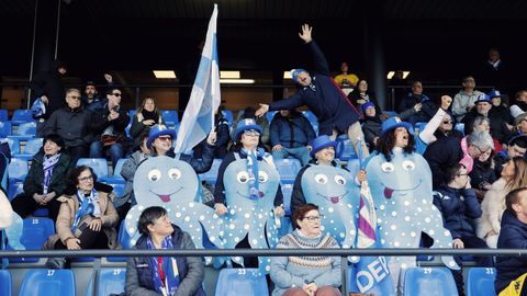 Buen ambiente en las gradas de la ciudad deportiva de Abegondo