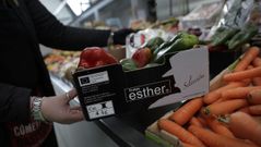 Una caja de Frutas Esther en uno de los mercados de A Coru�a