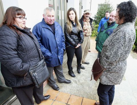 Un grupo de vendedores, a la entrada de la casa consistorial, antes de ser recibidos por el alcalde