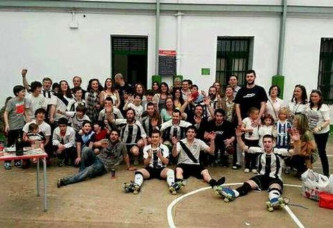 Los integrantes del Dominicos celebran el Campeonato de la Liga regular, justo antes del �xito de Burgos.