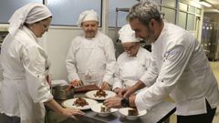 En la imagen, alumnado de la FP acelerada de reposter�a en restauraci�n el CIFP Fraga do Eume