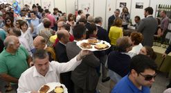 Los comensales agotaron las 2.200 tapas servidas en la degustaci�n popular. 